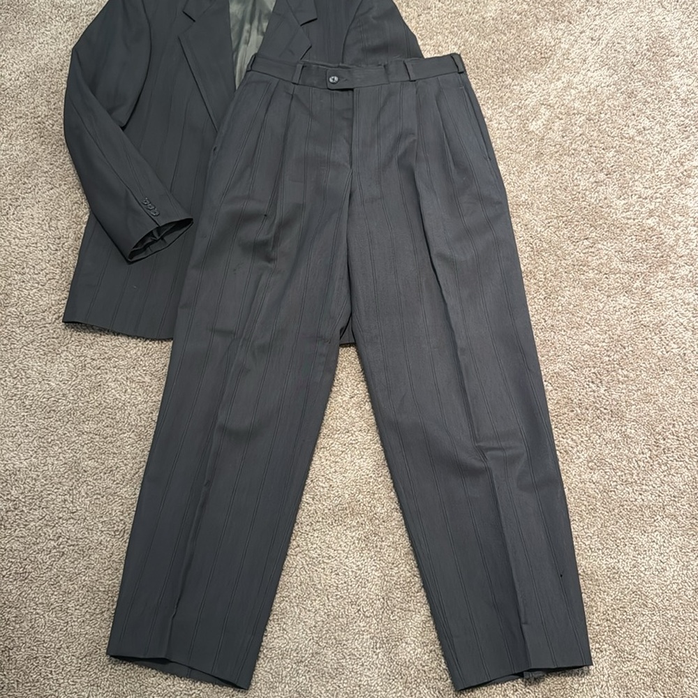 Suit - Picture 4 of 5